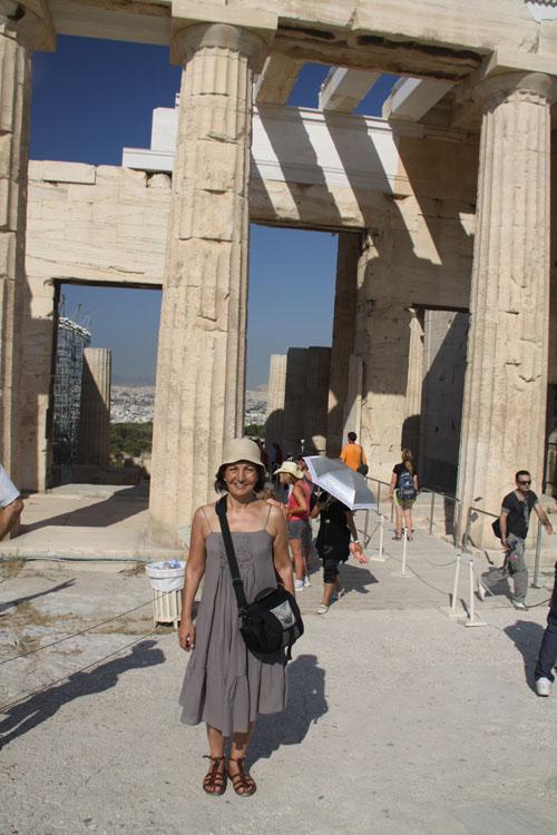 Merdivenlerin bitiminde Kutsal alana giriş in yapıldığı Propylaea kapısı.