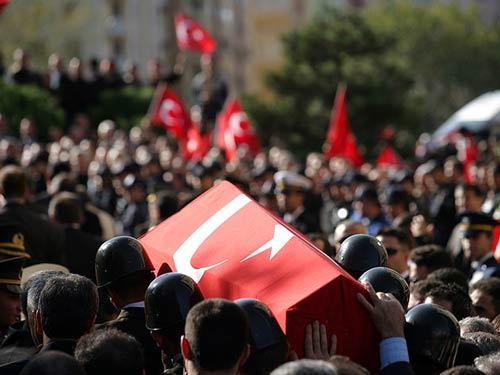 <b>ZİRVEDE TERÖR OLAYLARI</b><br><br>Medya Takip Merkezi'nin (MTM) yayınladığı rapora göre 2010'da ülke gündemini en çok meşgul eden konu 'terör olayları' oldu. Medyada toplam 257 bin 55 haber ile yansıma bulan terör olayları, önceki yıla kıyasla yüzde 26 oranında artış gösterdi. Yıl boyunca çeşitli eylemleriyle gündeme gelen PKK terör örgütünün, sürekli hedef değiştirerek gündemde kalması ve işin boyutunu deniz subaylarına saldırmaya kadar yükseltmesi, sıcak gelişmeleri de beraberinde getirdi. Terör örgütünün eylemsizlik kararının ardından, Taksim'de polislere yönelik gerçekleştirilen canlı bomba eylemi ise yılın en çok konuşulan gelişmeleri arasındaydı. Terör olaylarını sırasıyla; Mavi Marmara Gemisi'ne yapılan saldırı, Ergenekon Davası, Milli Birlik ve Kardeşlik Projesi, Başörtüsü tartışması, Deniz Baykal'ın kaseti izledi.