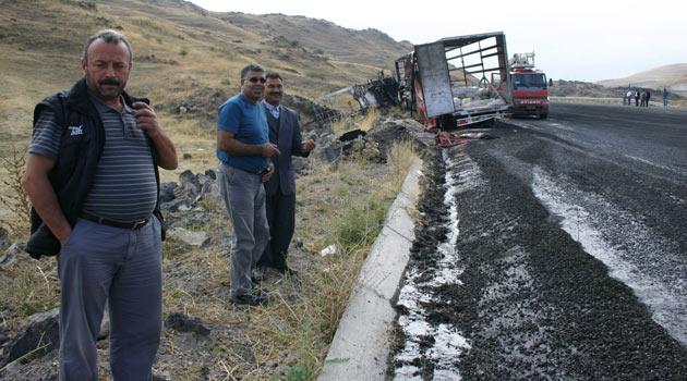 Iğdır merkeze bağlı Suveren köyü yakınlarında yol kesen bölücü terör örgütü mensupları, sebze yüklü 2 TIR'ı ateşe verdi. Şoförleri serbest bırakan teröristler daha sonra olay yerinden kaçtı.