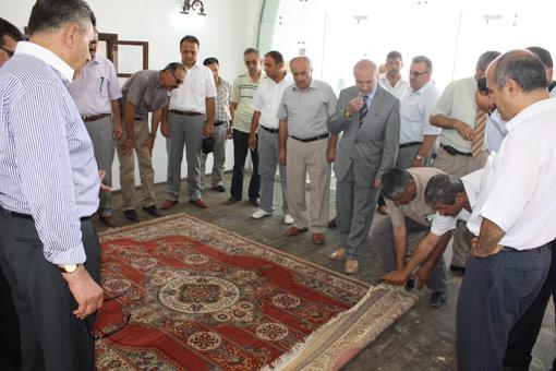 Halının güzelliğe ve estetiğine dikkat çeken Gülle, "böyle değerli bir halıyı çiğnenmesin yazıktır" dedi.