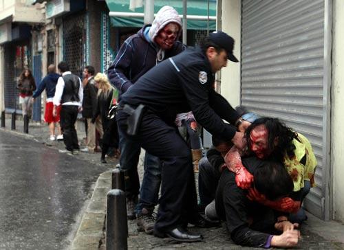 Ortaköy Meydanı'nda bugün saat 06.00'da toplanan ve yurt dışından gelen malzemelerle Dükkan-ül Hayal ekibinden 5 makyözün yaptığı makyajla hazırlanan 40 kişilik grup, insan yoğunluğunun yaşandığı saat 09.00'da Ortaköy sokaklarında ve caddesinde insanların içine karıştı.