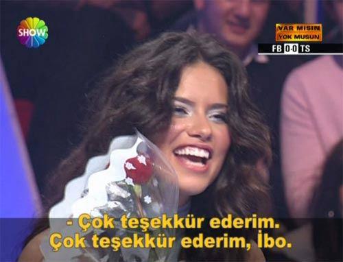 Ünlü top model yarışmacılara ismi ile hitap ederken, güzel telaffuzu ile de dikkat çekti. 8 numaralı kutuyu tercih eden Adriana Lima, kendisine kırmızı gül veren İbrahim'e 'İbo' diye seslendi.