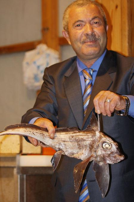 Balcı, balıkların içini açarak içinden çıkan hamsi ve sardalyaları da vatandaşlara gösterdi.