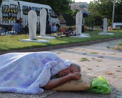 Türkiye'nin dört bir yanından 648. Tarihi Kırkpınar Yağlı Güreşleri'ni izlemek için Edirne'ye gelen güreşseverlerden bazıları, konaklama sıkıntısının yaşandığı kentte geceyi park ve bahçelerde geçirdi.