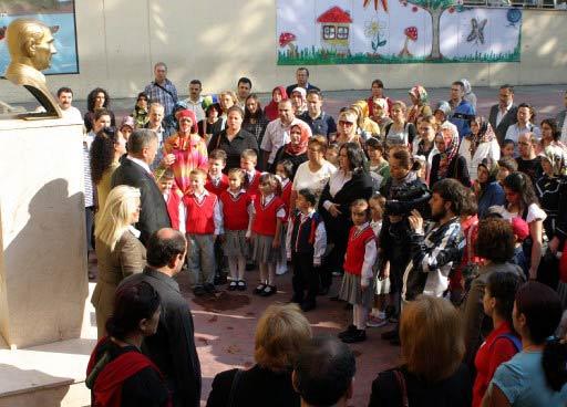 Okul öncesi ve ilköğretim 1 .sınıf öğrencileri için ders zili bugün çaldı. Çocuklar ilk günün heyecanı ve tedirginliğiyle sıralara oturuken anne ve babalar da heyecanlandı.