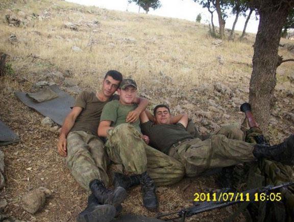 Perşembe günü Diyarbakır'ın Dolapdere Köyü yakınlarında çıkan çatışmada 13 asker şehit olmuştu. Şehit askerlerin çatışmadan üç gün önce aynı yerde çektirdiği fotoğraflar ortaya çıktı.