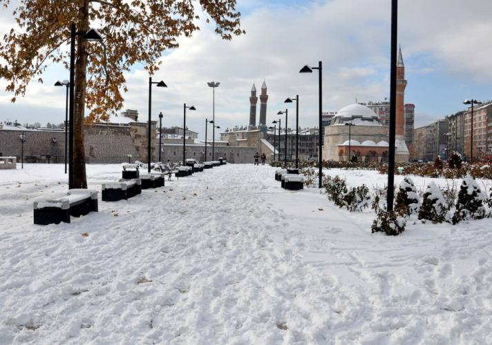 Adı soğukla birlikte anılan Sivas'ta uzun süre kağ yağmayınca özellikle çiftçi ve hayvancılar büyük korku yaşadı ama bu gece yağan kar, Sivaslıların yüzünü güldürdü.
<br><br>
Sivas'ta gece saatlerinde başlayan kar yağışı Sivaslıların yüzün güldürdü. Şehir karla kaplanınca, sivaslılar sokağa çıkabilmek için alışıldık görüntülerde, önce kar kürümek zorunda kaldılar.
<br><br>
Kar yağınca herkes kardan adam yapar ama Sivaslılar bu kez Çifte Minare yapmayı tercih ettiler...Kardan yapılan Sivas Çifte Minare Medresesi figürü büyük ilgi gördü...
<br>
(Haber 7 - Fotoğraflar: AA)