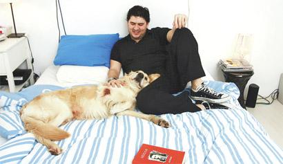 'AK Partiye oy verenlere göbeğini kaşıyanlar' tanımına karşılık Erdoğan'ın "sevgili köpekleri vardır, onlarla yatıp kalkarlar" dediği yazarlar köpekleriyle poz verip hikayelerini anlattı.