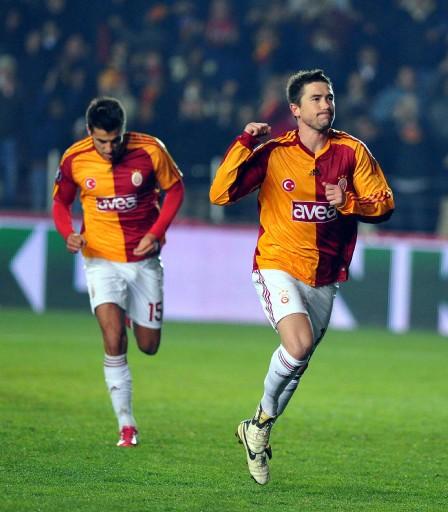 G.Saray-Hambur maçında Ali Sami Yen tartihi günlerinden birini daha yaşarken protokol tribününde ağı isimler vardı.