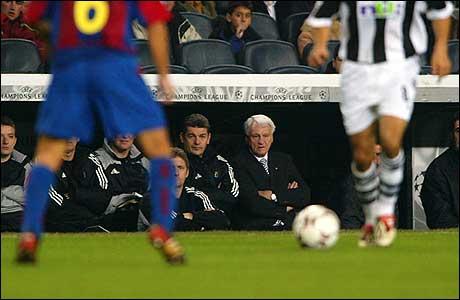 İngiltere Milli Takımı'nın eski futbolcusu ve teknik direktör Sir Bobby Robson'un 76 yaşında İngiltere'nin County Durham kentindeki evinde kansere yenik düştüğü bildirildi.