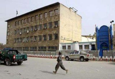 Afganistan'ın başkenti Kabil'de Taliban militanlarının üzerlerindeki bombaları bakanlık binasında patlatması sonucu yaşanan saldırı