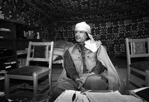 Kaddafi'nin kökeni!!
Sirte yakınlarındaki bir çölde 1942 yılında doğan Muammer Kaddafi, Mısır lideri ve Arap milliyetçisi Cemal Abdül Nasır'a hayranlık besliyordu. 1956'da Süveyş Krizi sırasında İsrail aleyhtarı gösterilerde o da sokaklardaki eylemciler arasındaydı. Askeri lisedeyken, kraliyeti devirme planları yapmaya başladı.