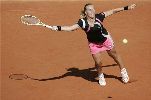 Fransa Açık'ta bayanlar yarı final maücadelesinde Rus tenisçi Svetlana Kuznetsova, Avustralyalı Samantha Stosur'u 2-1 yenerek finale yükseldi. Kuznetsova finalde vatandaşı Dinara Safina ile karşılaşacak.