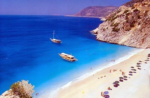 <b>6. Kaputaş:</b> Kalkan-Kaş yolu üstündeki mola duraklarından biri olan Kaputaş, hiçbir tesisin bulunmadığı plajıyla denize girip güneşlenmek için iyi bir seçenek.