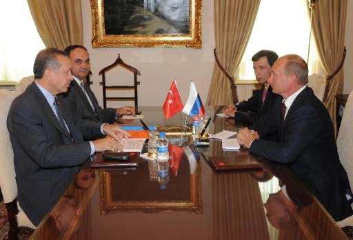 Rusya Başbakanı Vladimir Putin, günübirlik çalışma ziyareti için Ankara'ya geldi. Putin seri ziyaretler gerçekleştirdi ve önemli anlaşmalara imza attı