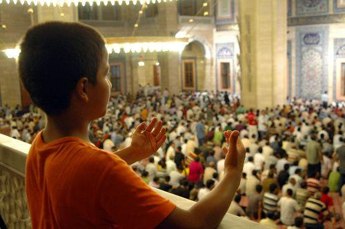 İslam âlemi, on bir ayın sultanı Ramazan'ı müjdeleyen Berat Kandili'ni idrak etti. Af ve mağfiret kapılarının sonuna kadar açıldığı gecede günahlardan arınmak isteyen binlerce inanan camilere koştu.