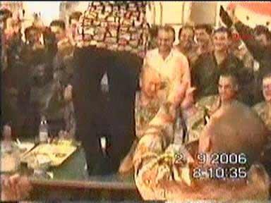 Saddam Hüseyin'in Tikrit'teki sarayında felekten bir gece çalan Amerikalı askerler ve Kürt peşmergeler Kürt ve Arap kadınlarla böyle eğleniyorlar...