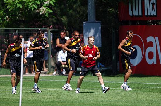 Sarı-Kırmızılı kulübün yeni teknik direktörü Frank Rijkaard sezonun ilk antrenmanı için Florya Metin Oktay Tesisleri'nde sahaya çıktı.