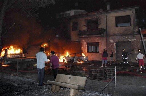 İtalya Viareggio kasabası istasyonunda raydan çıkan, sıvılaştırılmış doğal gaz yüklü iki vagonda meydana gelen patlama sonucu onlarca kişi öldü, ortalık savaş alanına döndü