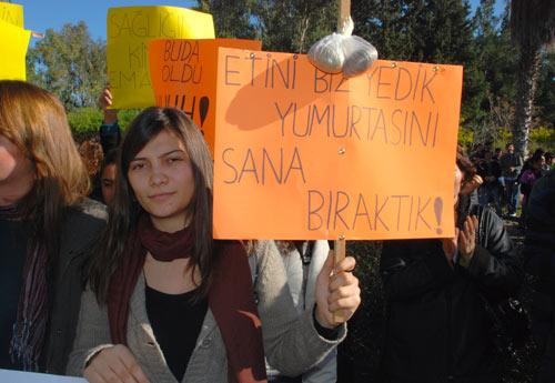 Adana'daki eşek eti skandalı öğrencileri sokağa döktü. Çukurova Üniversitesi'nin Yurt Kur'a bağlı yurdunda kalan öğrencileri, eşek eti yedirilmesini protesto ederken, rektör içinç ok ilginç pankarlar açtılar...