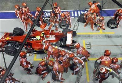 Formula 1'in 15. yarışı olan Singapur Grand Prix'sinde, Yarışı birinci sırada götüren Ferrari pilotu Felipe Massa pistlerde ender rastlanan bir hata yaptı.