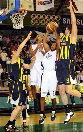 Beko Basketbol Ligi'nde play-off final serisinin ilk maçında Fenerbahçe Ülker, Efes Pilsen'i 68-60 yenerek, 1-0 öne geçti.