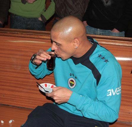Bursa dönüşü, Topçular'dan arabalı vapurla Eskihisar'a geçerken, kaptanın daveti üzerine Aragones ve Roberto Carlos kaptan köşküne çıktı. Carlos bir süre dümene geçip kaptanlık yaptı.