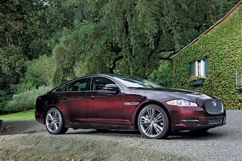 <strong>12- Jaguar XJ Supersport - BÜYÜK DEĞİŞİM </strong><br><br>
Eski XJ serisinin sessiz vedasıyla birlikte Jaguarın Viktorya dönemi sona erdi. İngiliz otomobil üreticisi tutucu olmaktan vazgeçip yeni bir profille sahneye çıktı: Uzun, alçak ve stil sahibi. Yeni XJ, Coventrynin yaşlı kedilerine zarif bir selam çaksa da müthiş bir güvenle ileri bakıyor, rakiplerine meydan okuyor ve lüks ile performansı kendine özgü bir tarzla yorumluyor. Jaguarın en gösterişli ve en güçlü sedanı Supersport, ekstra beygir gücünün yanı sıra torpido gözünün iç yüzeyinin mor renkli keçeyle kaplanması gibi isteğe bağlı yapılan şaşırtıcı düzenlemeler dahil bol miktarda konfor seçeneğiyle göz dolduruyor. Supersportun uzun dingil mesafesine sahip versiyonu oldukça geniş bir iç hacim sunmasına karşın alçak ve narin tavan yapısını korumaya devam ediyor. Otomobilin belki de en etkileyici yanı, yol tutuşu.