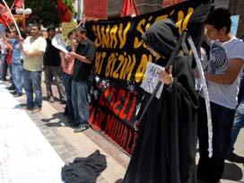 Mersin'de ÖSS'yi protesto etmek isteyen bir grup öğrenci ''Azrail'' kılığına girdi ve ÖSS'yle ilgili görüşlerinin yazdığı 15 metre uzunluğunda ''ferman'' hazırlayıp yere serdi.