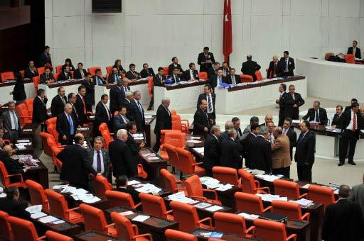 TBMM Genel Kurulunda gerginlik... Kendisini ''ihbarcılık'' ile suçlayan DTP Muş Milletvekili Sırrı Sakık, CHP Malatya Milletvekili Ferit Mevlüt Aslanoğlu'na yumruk attı