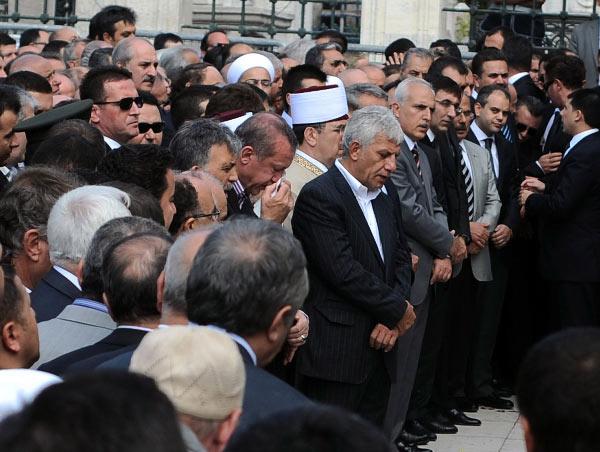 Başbakan Erdoğan'ın annesi Tenzile Erdoğan'ın Fatih Camii'ndeki cenaze törenine yoğun bir katılım yaşandı. Törene dünya liderlerinin yanı sıra, siyaset, sanat, iş dünyası ve spor camiasından ünlü isimler katıldı. İstanbul Valisi Hüseyin Avni Mutlu da cenaze de saf tutanlar arasındaydı.