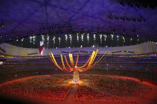 29. Yaz Olimpiyat Oyunları, ''Kuş Yuvası'' olarak adlandırılan 90 bin kişilik Ulusal Stat'ta düzenlenen görkemli bir törenle sona erdi.