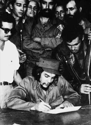 Ekim 1962de ABD ile yaşanan füze krizinde, balistik füzelerin Kübaya getirlmesinde anahtar rol oynadı.