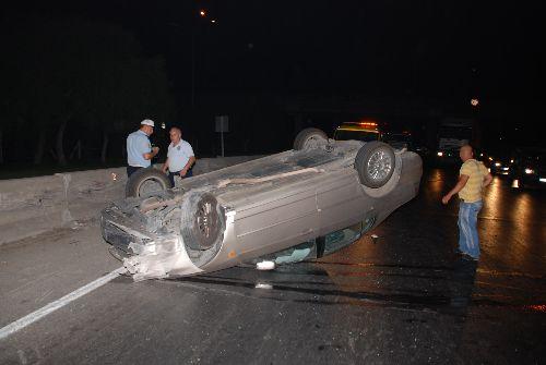 İzmir'de meydana gelen trafik kazasında, başka bir otomobilin çarpması sonucu bariyerlere çarparak takla atan otomobilde bulunan 7 aylık hamile Burçak Müge Vural (33) ile Deniz Yüzbaşı olan eşi Koray Vural (36) kazayı hafif yaralı olarak atlattı. Kazada diğer otomobilin sürücüsü Özcan Cankı (46) da yaralanarak hastaneye kaldırıldı.