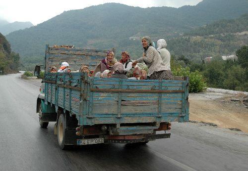 Bir Türkiye klasiği. Ne onlar ölüme meydan okumaktan bıktı, ne haberciler onları haber yapmaktan.