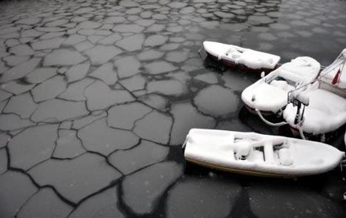 &Ccedil;anakkale'nin Gelibolu il&ccedil;esinde Atat&uuml;rk Meydanı'nda bulunan ve balık&ccedil;ıların teknelerini bağladığı i&ccedil; limanda soğuk hava nedeniyle denizin &uuml;zerinde buz par&ccedil;aları oluştu.