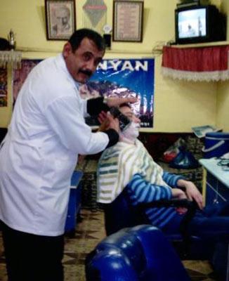 Kayseri'nin B&uuml;nyan il&ccedil;esinde bir berber, isteyenlerin sakal tıraşını baltayla yapıyor. Osman &Ouml;zen, baltayla tıraşın da bir maharet işi olduğunu ifade ederek, il&ccedil;e halkının yanı sıra bu &ouml;zelliğini duyan &ccedil;evre il&ccedil;eler, şehir merkezinde ve hatta farklı illerden gelen insanların olduğunu s&ouml;yledi. (CİHAN/Selahattin &Uuml;nal)