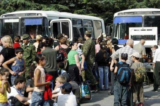 Tarih 5 Ağustos. Kafkaslar yine barut fıçısı. Olan yine çocuklara oluyor. Yüzlerce aile çocuklarını güvenli bölgeye gönderiyor.