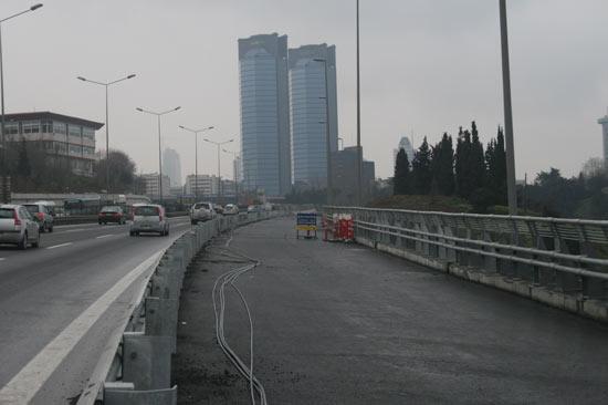 Köprüyü geçen metrobüsler tekrar kendilerine ayrılan yola girerek Zincirlikuyu'ya varacaklar...