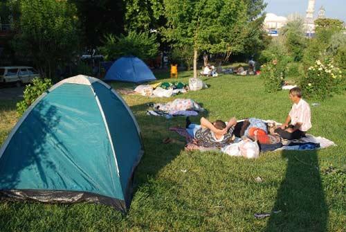 Kırkpınar güreşleri için Edirne'ye gelenler yer bulamayınca bu manzaralar oluştu