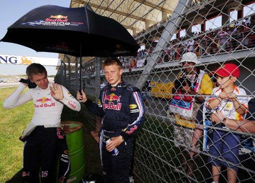 Formula 1 Dünya Şampiyonası'nda sezonun 7. yarışı ING Türkiye Grand Prix'si İstanbul Park Pisti'nde yapıldı. Yarış son sürat giden çılgın pilotları kadar ilginç görüntüleriyle güne damgasını vurdu.