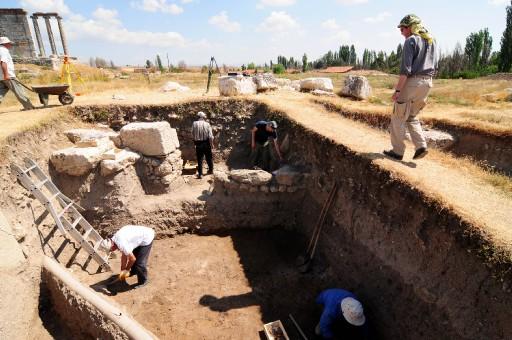 ''İkinci Efes'' olarak nitelendirilen Aizanoi Antik Kenti'ndeki kazılar sürerken antik kent çevresindeki evlerin restorasyonu da tamamlanıyor.