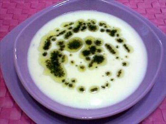 <p>YAYLA ÇORBASI: İçerisinde bolca bulunan yoğurt sayesinde vitamin kaynağı olan Yayla Çorbasının faydalarını saymakla bitmez. İşte bunlardan birkaçı; * Yoğurt yüksek kolesterol ve diyabet hastaları için oldukça faydalıdır. Kötü kolesterolü düşürür, iyi kolesterolü yükseltir ve yağların harcanmasını kolaylaştırarak şişmanlamayı önler. Karın bölgesindeki fazla kilolardan kurtulmak isteyenler için yoğurt ideal bir besindir. * Japonya'da yapılan araştırmalar, şekersiz yoğurdun nefes kokusunu giderdiğini, diş taşı ve diş eti iltihaplarını doğal yollardan önlediğini ortaya koydu. Araştırma kapsamında 6 hafta boyunca günde bir porsiyon yoğurt yiyenlerin yüzde 80'inde nefes kokusuna yol açan hidrojen sülfit düzeyinin düştüğünü belirten Japon bilim adamları, yoğurdun içeriğindeki maddelerin bu rahatsızlıkları önlediğini vurguladı. * Yoğurt bağışıklık sistemini güçlendirdirir. Bu özelliği nedeniyle yoğurt vücudu kanserden, mide ve bağırsak hastalıklarından, mide, kolon ve ince bağırsak kanserlerine kadar birçok hastalıktan korur.