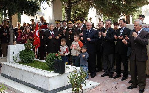Arefe günü şehitlikler doldu, taştı