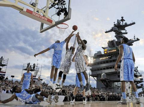 ABD Başkanı Barack Obama, Usame bin Ladin için cenaze töreninin yapıldığı Carl-Vinson uçak gemisinde düzenlenen sıradışı bir kolej basketbol maçı izledi.