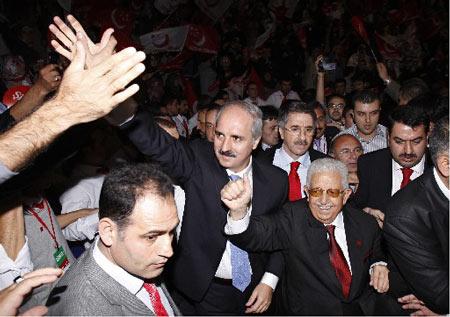 Saadet Partisi 3. Olağan Kongresi, çalışmalarına başladı. Genel Başkan Recai Kutan ve Genel Başkan adayı Numan Kurtulmuş, kongre salonuna birlikte geldi.