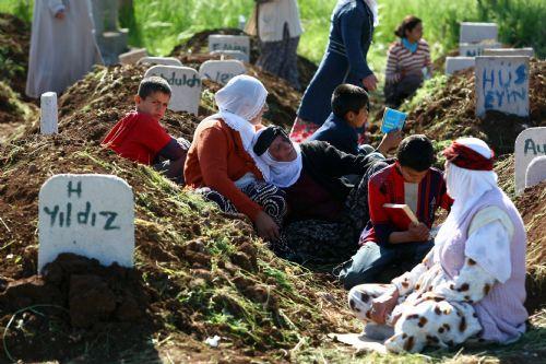 Mardin'in Mazıdağı ilçesi Bilge köyündeki saldırıda ölen 44 kişiden 39'unun cenazesinin defnedildiği mezarlıktan ağıtlar yükselmeye devam ediyor. İşte yürek burkan kareler...