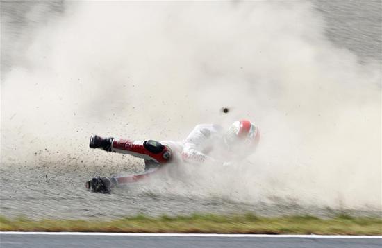 Honda MotoGP sürücüsü Marco Simoncelli, Japonya Grand Prix'ine hazırlık turlarında kontrolünü kaybederek düşüyor.
