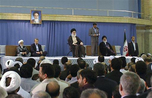 Olaylı seçim sürecinin ardından dün Ayetullah Ali Hamaneyin onayıyla resmen ikinci kez İran Cumhurbaşkanı olan Ahmedinejad, elini öptürmeyen Hamaneyin omuzunu öptü.