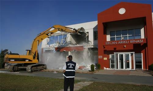 Doğan Holding Yönetim Kurulu Üyesi Zafer Mutlu'nun kızının üzerine kayıtlı, Kemerburgaz'daki Kemer Koleji'nin su havzasındaki kaçak binaları yıkıldı. Yıkımın kareleri için tıklayınız: